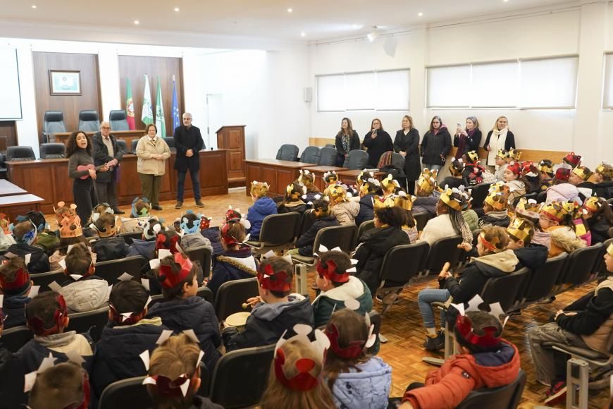 Criancas cantam as Janeiras na Junta de Freguesia da Senhora da Hora